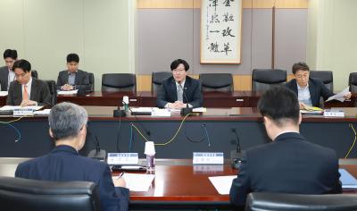 Authorities decide to extend the period of operating market stabilization programs and eased financial regulations thumbnail