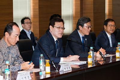 FSC Chairman Choi JongKu visited Indonesia from March 4 to 6 in a bid to support Korea's financial institutions to expand their business to South Asian nations thumbnail