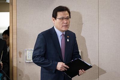 FSC Chairman Choi JongKu briefed the press on issues related to corporate restructuring thumbnail