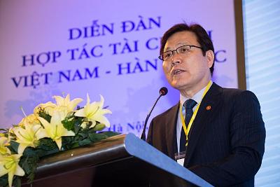 FSC Chairman Choi JongKu deliveres a congratulatory speech at 'Korea-Vietman Financial Cooperation Forum' held at Hanoi Landmark 72 thumbnail