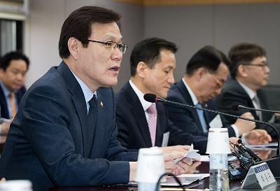 FSC Chairman Choi JongKu convened a conference with bank CEOs to discuss ways to ease financial burdens of GM Korea contractors thumbnail