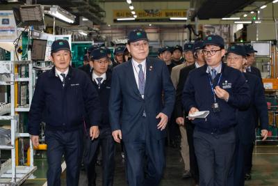 Chairman Choi visits car parts manufacturers in Daegu thumbnail