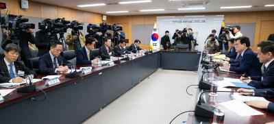 Chairman Choi meets with CEOs of card firms and specialized credit businesses thumbnail