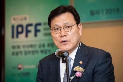Chairman Choi delivers speech at 1st Intellectual Property Finance Forum thumbnail