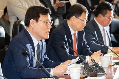 Chairman Choi discusses measures to lift 'Chinese wall' regulations with financial industry representatives thumbnail