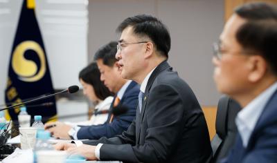 Vice Chairman Holds meeting on measures to improve asset-backed securities market thumbnail