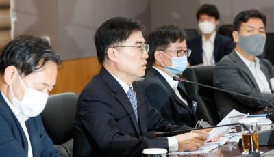 Vice Chairman holds meeting to review risk factors in financial sectors thumbnail