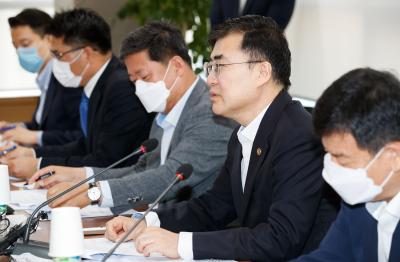 Vice Chairman Holds Talks on Improving Rules on Accounting and Auditing thumbnail