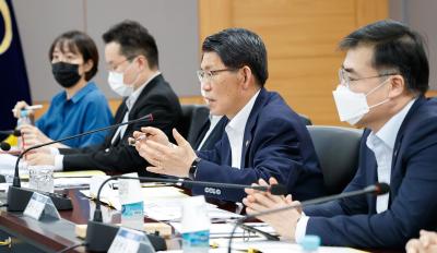 FSC Chairman meets with officials from financial companies, big techs and fintechs thumbnail