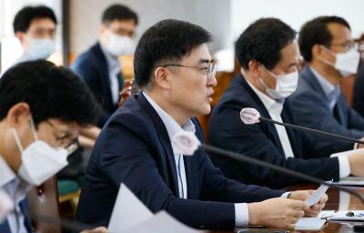 Vice Chairman holds 13th financial risk assessment meeting thumbnail