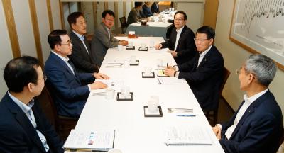 FSC Chairman meets with heads of financial holding groups thumbnail