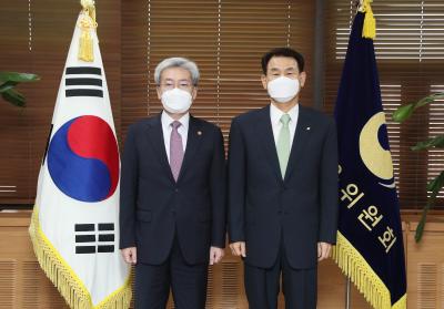 FSC Chairman Koh Seungbeom meets with FSS Governor Jeong Eun-bo thumbnail