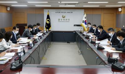 Vice Chairman holds a financial market risk monitoring meeting thumbnail