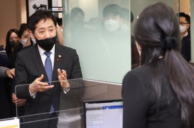 FSC Chairman visits a bank branch providing retail banking service on extended operating hours thumbnail