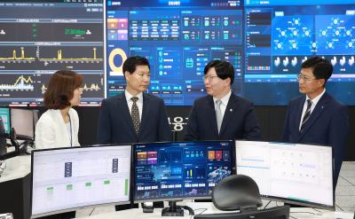 Vice Chairman visits KFTC's control center for online one-stop loan transfer system thumbnail