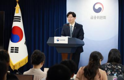 Vice Chairman holds media briefing on capital market reform agendas thumbnail